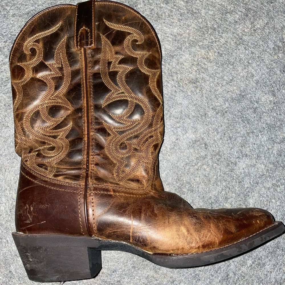 Cowgirl boots round toe